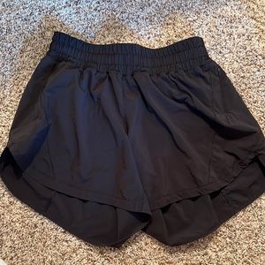 Lululemon track that mid rise lined short